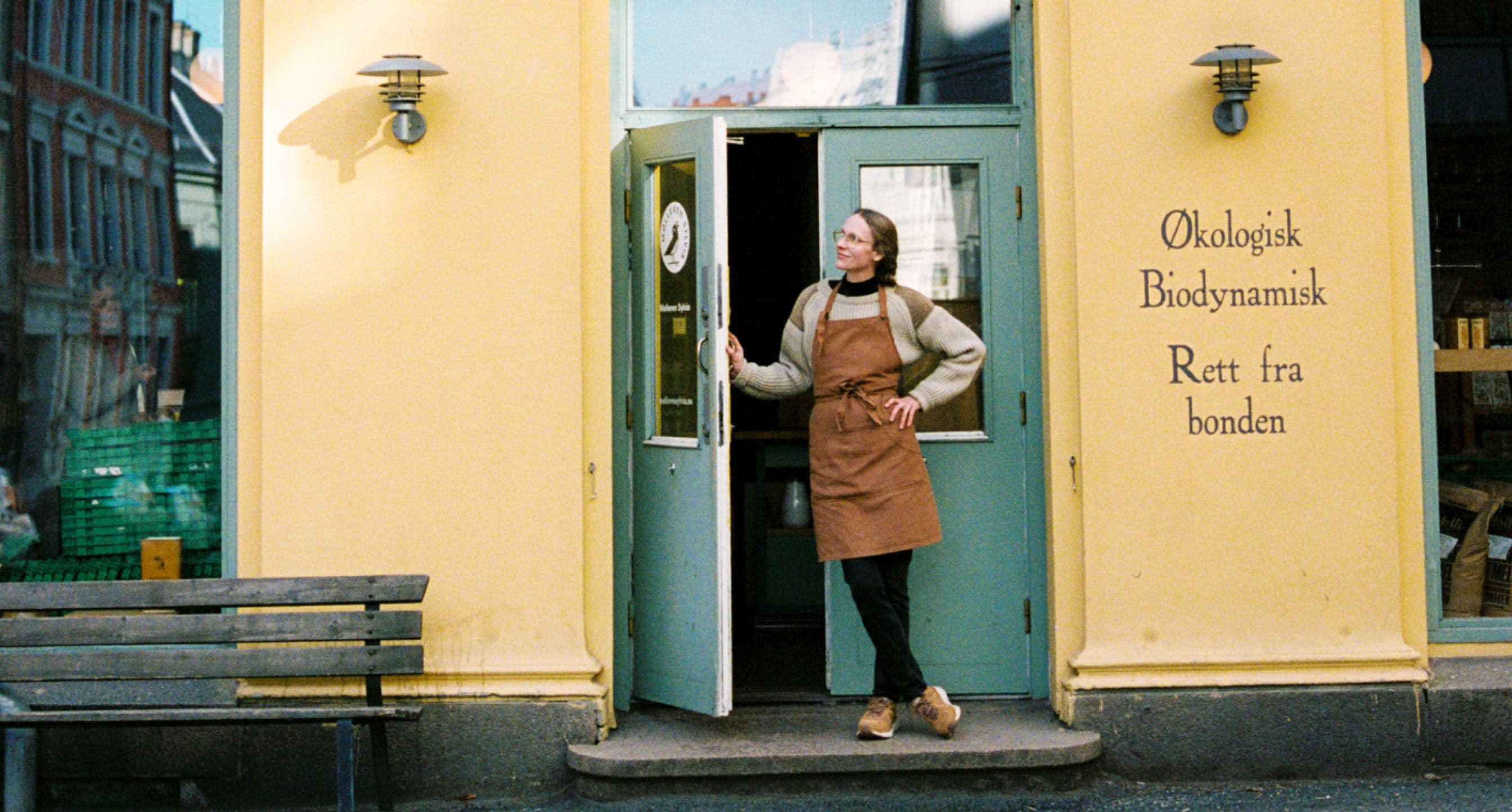 Elisabeth Tollisen in front of her store, Mølleren Sylvia.